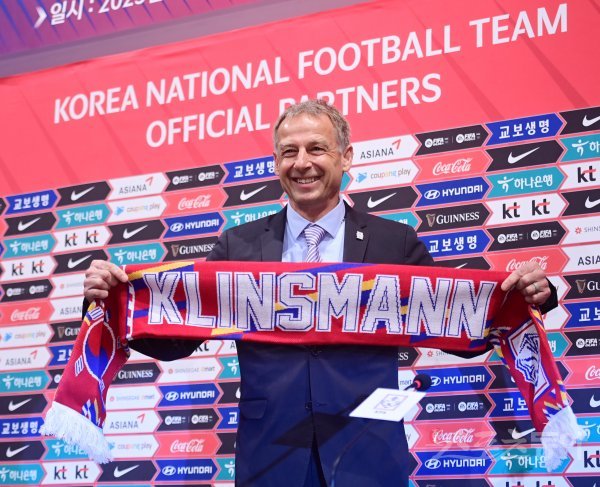 클린스만 신임 감독이 9일 경기도 파주 축구대표팀트레이닝센터(NFC)에서 열린 취임 기자회견에 앞서 머플러를 들고 포즈를 취하고 있다. 주현희 기자 teth1147@donga.com