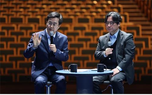 김동연 (왼쪽)경기지사가 경기도 예술인들을 만나 “예술인 기회소득을 연 150만원씩 올 상반기 내 지급할 수 있도록 하겠다” 사진제공｜경기도