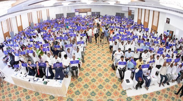 부산야고보지파가 지난 2월 18일 인도 목회자 단체 간판 교체 협약식을 개최한 가운데 관계자들이 신천지가 적힌 종이를 들고 기념촬영을 하고 있다. 사진제공 | 신천지예수교 부산야고보지파