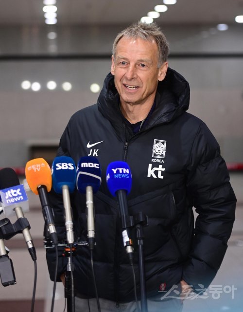 위르겐 클린스만 신임 축구국가대표팀 감독이 12일 FC서울-울산 현대의 ‘하나원큐 K리그1 2023’ 3라운드 경기가 펼쳐진
서울월드컵경기장을 찾았다. 서울 나상호와 울산 주민규가 골을 뽑아 강렬한 인상을 남긴 가운데 클린스만 감독은 “즐겁게 관전했다.
조금씩 알아가는 과정”이라는 관전평을 남겼다. 상암 | 주현희 기자 teth1147@donga.com