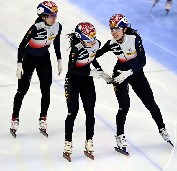 최민정, 김길리, 김건희(왼쪽부터)로 이뤄진 여자쇼트트랙대표팀이 12일 목동아이스링크에서 열린 ‘ISU 2023 쇼트트랙 세계선수권대회’ 여자 3000m 계주에서 2위로 결승선을 통과했다. 이번 대회에서 금 2, 은 3, 동메달 1개를 따낸 한국은 쇼트트랙 강국의 위상을 재확인했다.
목동 | 김민성 기자 marineboy@donga.com