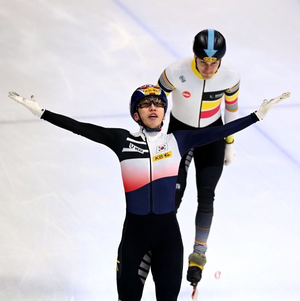 12일 서울 목동 아이스링크에서 열린 ‘2023 KB금융 국제빙상경기연맹(ISU) 쇼트트랙 세계선수권대회‘ 남자 1000m 결승전 경기에서 한국 박지원이 1위로 결승선을 통과 후 세리머니를 펼치고 있다. 목동 | 김민성 기자 marineboy@donga.com