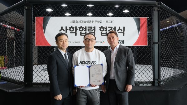 로드FC 정문홍 회장(오른쪽)이 지난 14일 강원도 원주시 로드FC 오피셜짐에서 서울호서예술실용전문학교 스포츠건강관리계열 정구중 교수(왼쪽)와 김수철과 함께 산학협력 협정식을 마친 후 사진촬영을 하고 있다. 사진제공 | 로드FC