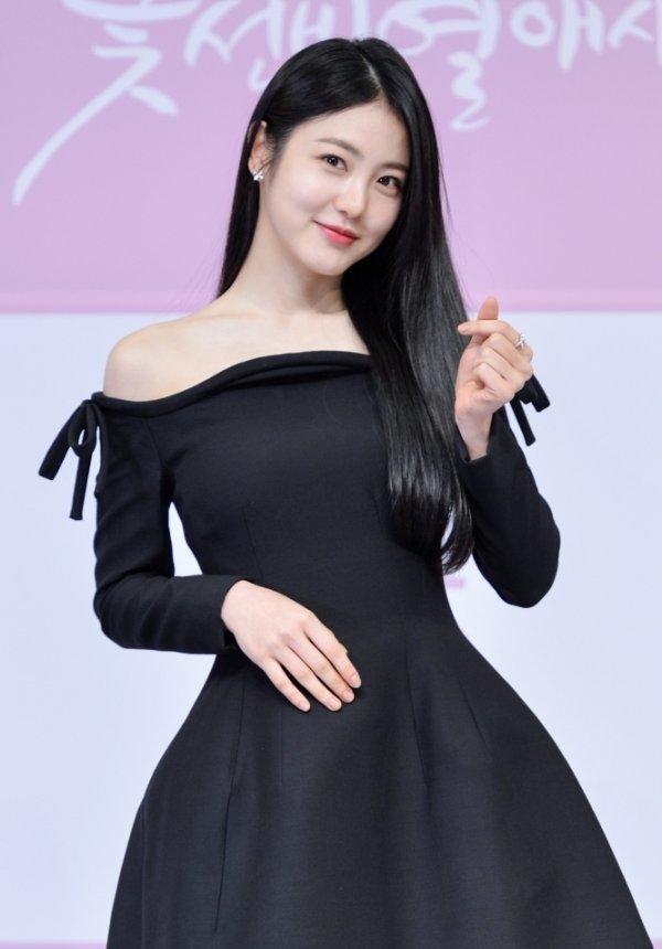 SBS 새 월화드라마 ‘꽃선비 열애사’의 주역인 배우 신예은이 15일 열린 온라인 제작발표회 무대에 올라 포즈를 취하고 있다. 사진제공|SBS