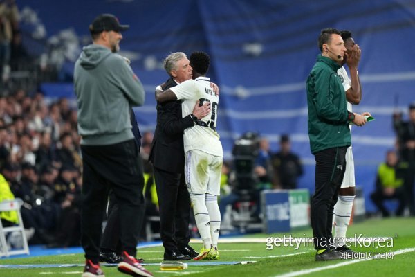 후반 39분 교체 아웃되며 안첼로티 감독과 포옹하는 비니시우스. 사진=게티이미지코리아.