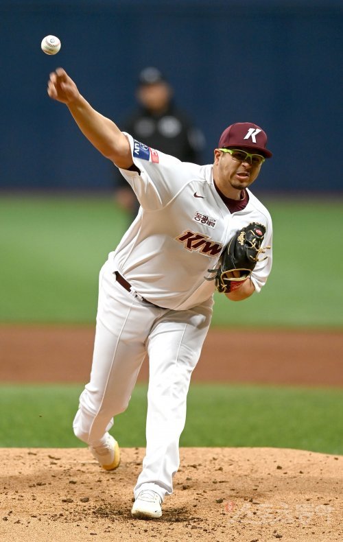 16일 서울 고척스카이돔에서 2023 KBO리그 시범경기 KIA 타이거즈와 키움 히어로즈 경기가 열렸다. 선발 투수로 등판한 키움 후라도가 역투하고 있다. 고척 | 김종원 기자 won@donga.com