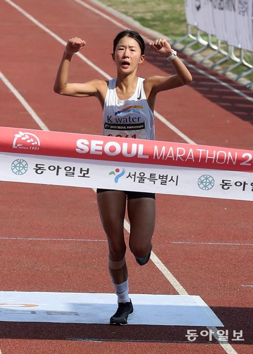 정다은이 19일 열린 2023 서울마라톤 겸 제93회 동아마라톤에서 국내 여자부 1위로 잠실종합운동장 주경기장의 결승선을 통과하고
 있다. 이날 그가 작성한 2시간28분32초는 3번째 풀코스 출전에서 작성한 개인최고기록이라 주위를 더욱 놀라게 만들었다. 잠실 |
 양회성 동아일보 기자 yohan@donga.com