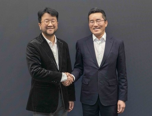 업무협약을 체결한 정민규 티맵모빌리티 CTO(왼쪽)와 김기혁 SWM 대표.사진제공|티맵모빌리티