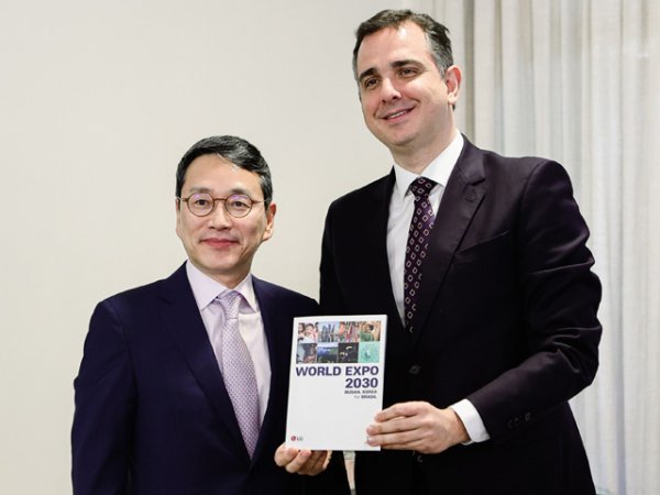 조주완 LG전자 사장(왼쪽)과 호드리구 파셰쿠 브라질 상원의장. 사진제공|LG전자