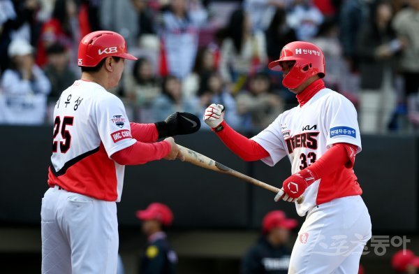 19일 광주기아챔피언스필드에서 ‘2023 KBO리그‘ KIA 타이거즈와 두산 베어스의 시범경기가 열렸다. 8회말 1사 2루에서 KIA 변우혁이 투런 홈런을 쏘아 올린 후 이우성과 기쁨을 나누고 있다. 광주 | 김민성 기자 marineboy@donga.com