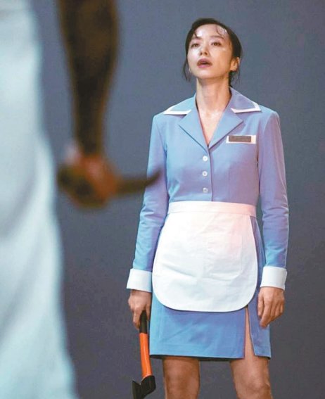 사랑스러운 ‘일타스캔들’ 남행선은 잊어라. 배우 전도연이 넷플릭스 오리지널 영화 ‘길복순’을 통해 살벌한 킬러로 변신했다. 사진제공 | 넷플릭스