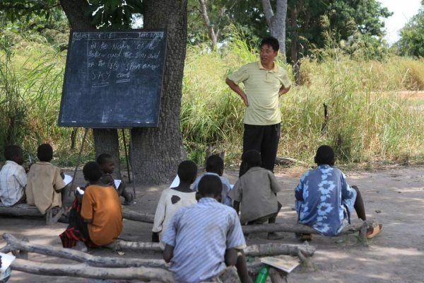 살아생전 이태석 신부의 수업하는 모습, 사진제공|이태석재단