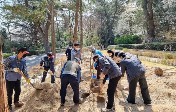 부산시설공단이 지난해 제77회 식목일 나무심기를 하고 있는 모습. 사진제공ㅣ부산시설공단
