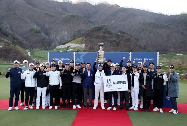 KPGA가 지난해에 이어 올해도 ‘KPGA 프로골프 구단 리그’를 개최한다. 사진은 지난해 프로골프 구단 리그 더 파이널 뒤 단체 기념 촬영을 하고 있는 모습. 사진제공 | KPGA