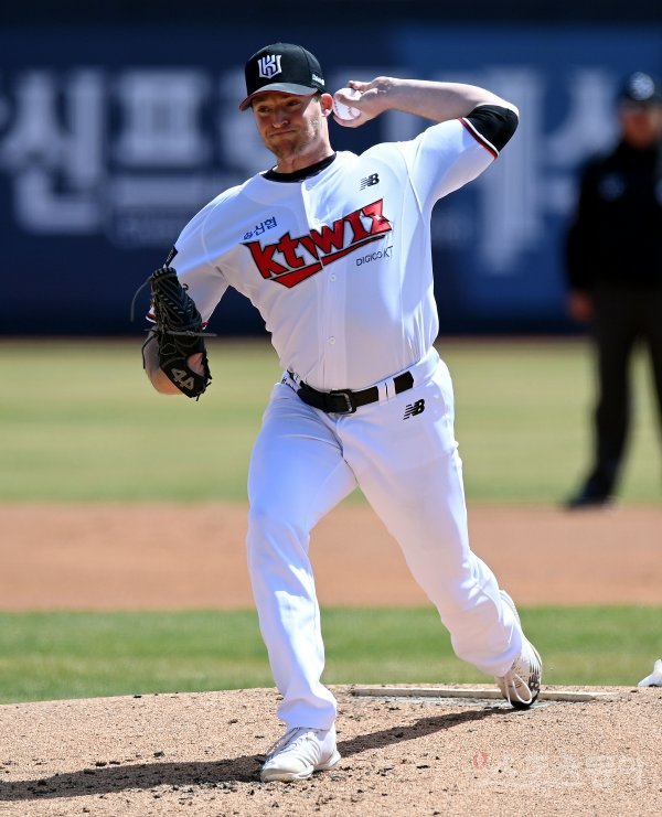 KT 외국인투수 웨스 벤자민이 26일 시범경기 수원 SSG전에 선발등판해 역투하고 있다. 4.1이닝 1실점으로 시범경기 최종
점검을 마친 벤자민은 정규시즌 개막전 선발등판을 준비한다. 수원 | 김민성 기자 marineboy@donga.com
