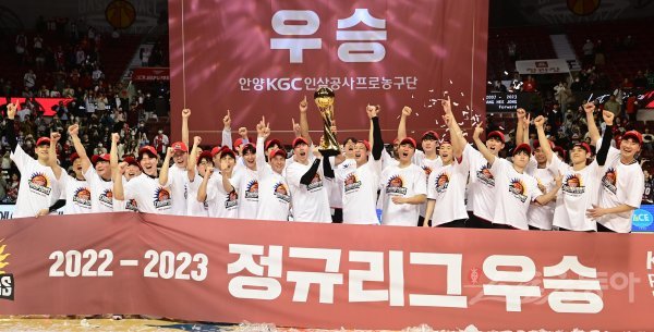 KGC 선수들이 26일 안양체육관에서 열린 ‘2022∼2023 SKT 에이닷 프로농구’ 정규리그 6라운드 DB와 홈경기를 마친 뒤 통산 2번째 정규리그 우승 트로피를 들어올리며 기뻐하고 있다. 앞서 SK가 LG를 꺾으면서 일찌감치 우승을 확정한 KGC는 홀가분하게 정규리그 마지막 홈경기를 치르며 완벽한 하루를 보냈다. 안양 | 주현희 기자 teth1147@donga.com