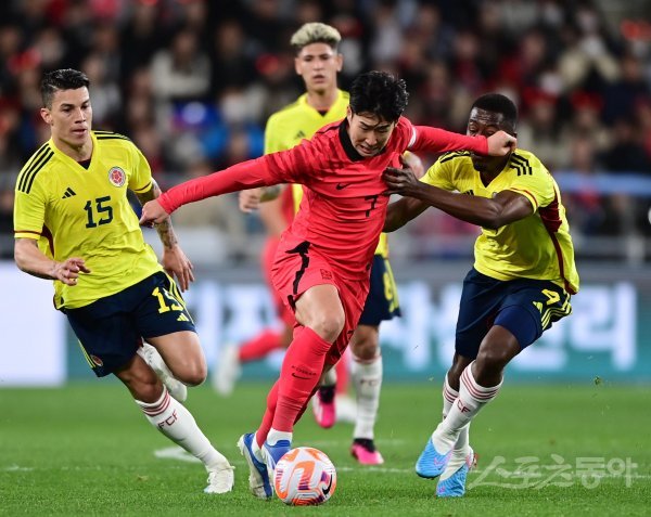 축구대표팀 주장 손흥민(가운데)이 24일 울산문수경기장에서 열린 콜롬비아와 친선경기 도중 상대 수비진을 뚫고 빠른 돌파를 시도하고 있다. 포지션에 구애받지 않는 ‘프리롤’로 나선 그는 멀티골을 터트리며 최근 소속팀에서 겪고 있는 부진으로 인한 우려를 불식시켰다. 울산 | 주현희 기자 teth1147@donga.com