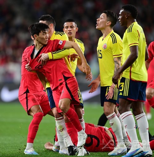 26일 수원체육관에서 열린 한국전력-현대캐피탈의 PO 2차전에는 올 시즌 남자부 최다 관중인 3504명이 입장해 경기 내내 열기를 내뿜었다. 수원 | 주현희 기자 teth1147@donga.com