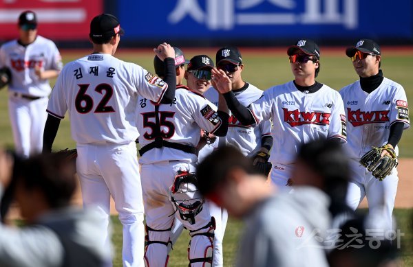 KT는 26일 수원KT위즈파크에서 벌어진 시범경기 SSG전에서 4-1로 이겼다. 시범경기 5승(2무5패)째다. 경기 후 마무리투수 김재윤을 비롯한 KT 선수들이 하이파이브를 나누고 있다. 수원 | 김민성 기자 marineboy@donga.com