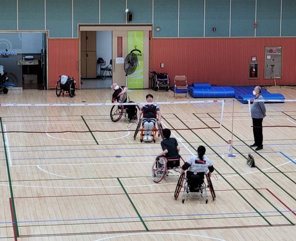 한마음스포츠센터 체육관에서 장애인들이 휠체어 배드민턴 운동을 하는 모습. 사진제공ㅣ부산시설공단