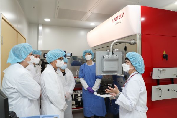 고려대 구로병원 정희진 병원장 외 병원장이 항암제 조제로봇 시연과정을 보고 있다.