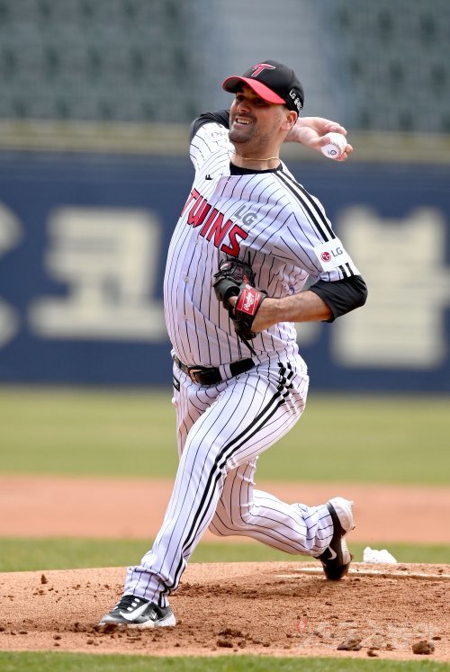 28일 서울 잠실야구장에서 2023 KBO리그 시범경기 SSG 랜더스와LG 트윈스 경기가 열렸다. 선발 투수로 등판한 LG 플럿코가 역투하고 있다. 잠실 | 김종원 기자 won@donga.com