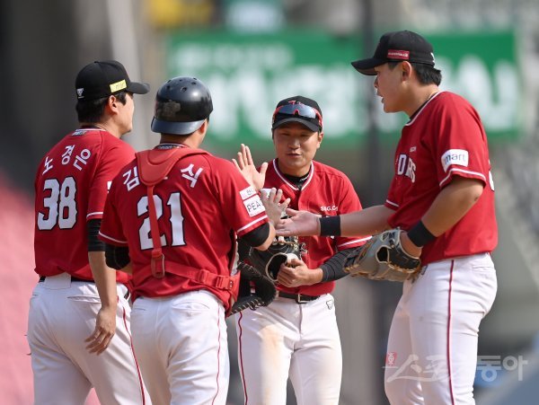 28일 서울 잠실야구장에서 2023 KBO리그 시범경기 SSG 랜더스와LG 트윈스 경기가 열렸다. 1-0으로 승리한 SSG 선수들이 하이파이브 하고 있다. 잠실 | 김종원 기자 won@donga.com