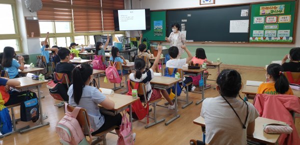 김해시가 지난해 초등학교 인구교육을 하고 있는 모습. 사진제공ㅣ김해시