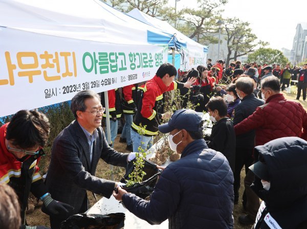 오도창 영양군수가 지역 주민들에게 나무를 나누어주고 있다. 사진제공ㅣ영양군