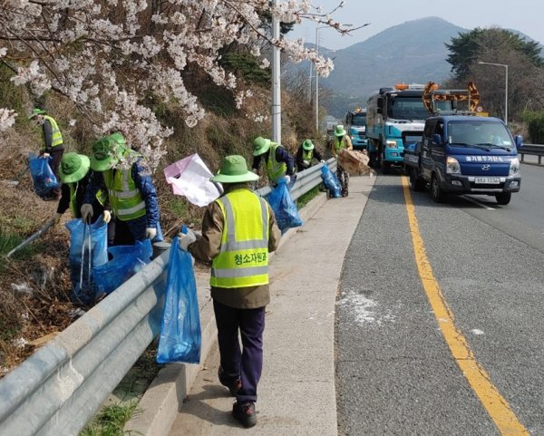 부산 기장군이 내달 2~7일 예정된 국제박람회기구(BIE) 현지실사를 대비하고 봄철 초미세먼지 총력 대응을 위해 환경 정비를 실시한 가운데 관계자들이 관내 주요 간선도로 청소를 시행하고 있다. 사진제공ㅣ부산 기장군