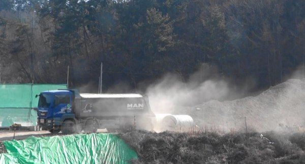 공사장에서 세륜·측면살수를 하지 않고 나오는 수송차량 모습. 사진제공ㅣ부산시