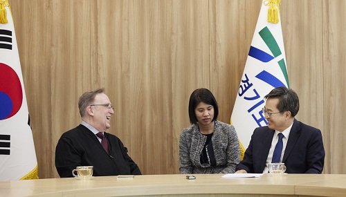29일 경기도청 집무실에서 김동연 경기지사가 노벨평화상 수상자 존 번 교수를 만나 신재생에너지 관련 이야기를 나누고 있다. 사진제공|경기도