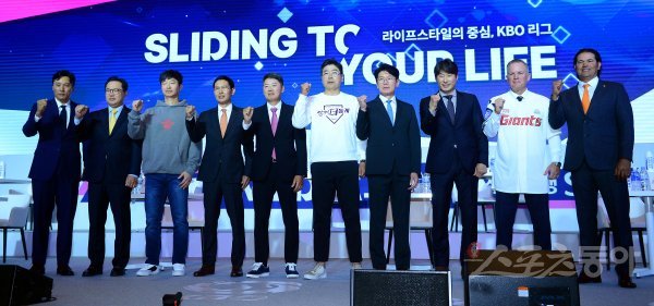 2023 신한은행 SOL KBO 미디어데이가 30일 서울 그랜드하얏트 호텔에서 열렸다. 각 구단 감독들이 기념촬영을 하고 있다. 김종원 기자 won@donga.com