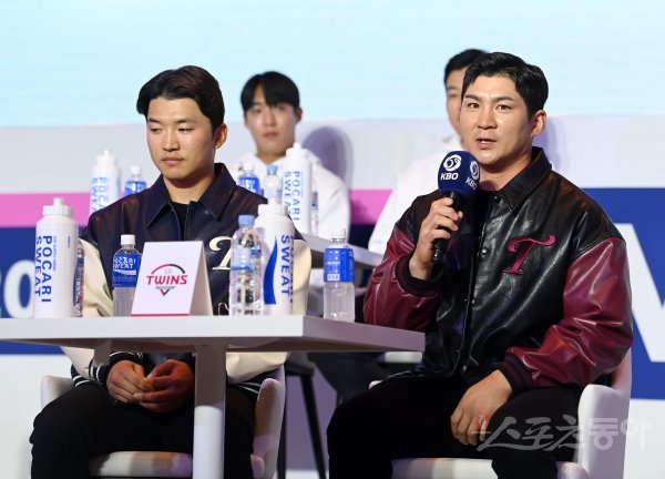 2023 신한은행 SOL KBO 미디어데이가 30일 서울 그랜드하얏트 호텔에서 열렸다. LG 오지환과 박해민이 취재진의 질문에 대답하고 있다. 김종원 기자 won@donga.com