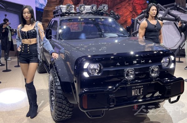 전기차 스타트업 알파모터가 ‘2023 서울모빌리티쇼’에서 4인승 전기 픽업트럭 ‘울프플러스’를 세계 최초로 공개했다. 레트로
감성과 픽업트럭 특유의 강인함이 조화를 이룬 매력적인 디자인과 1회 충전으로 최대 402∼443km를 달릴 수 있는 여유로운
성능까지 갖춰 주목받고 있다. 원성열 기자