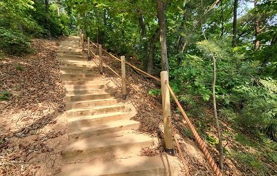 청년 김대건길의 일부 험준한 구간에 목재데크를 설치 모습. 사진제공|용인시