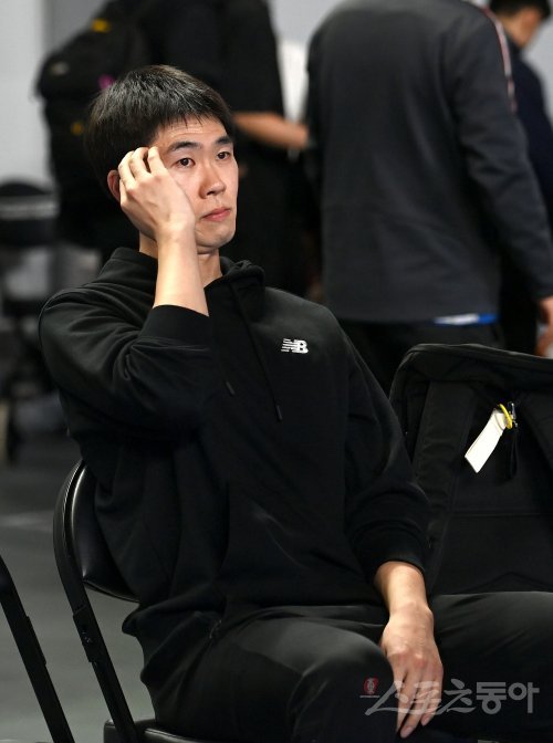 3일 천안 유관순체육관에서 열린 ‘2022~2023 도드람 V-리그‘ 남자부 챔피언결정전 3차전 현대캐피탈과 대한항공 경기에서 대한항공이 세트스코어 3-2 역전승을 거두며 3년 연속 통합 우승을 달성했다. 전광인이 아쉬워하고 있다. 천안 | 김종원 기자 won@donga.com