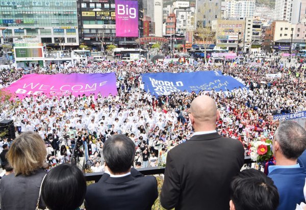 부산시가 4일 진행한 국제박람회기구(BIE) 실사단 시민 거리환영(환송) 행사 모습. 사진제공ㅣ부산시