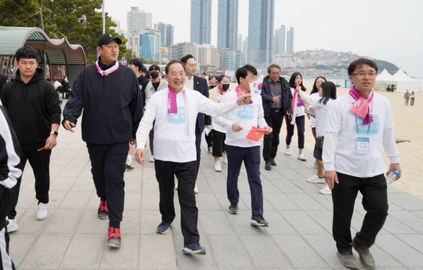 하윤수 부산시교육감(왼쪽 세 번째)이 시교육청 홍보대사 이대호 전 롯데자이언츠 선수와 4일 오후 해운대 해수욕장에서 ‘교육공동체 한마당 걷기대회’에 참여한 모습. 사진제공ㅣ부산시교육청