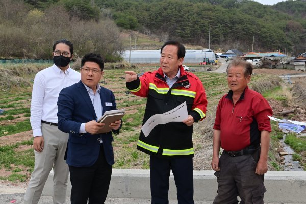 박현국 봉화군수가 상리 소하천 정비공사 현장을 방문에 사업장 추진사항을 점검했다. 사진제공ㅣ봉화군