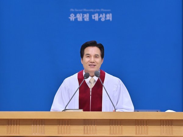 유월절 대성회 기념예배를 집전하는 하나님의 교회 총회장 김주철 목사. 사진제공｜하나님의 교회