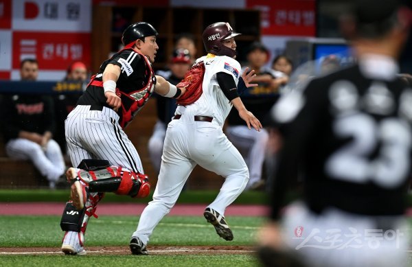 키움 김웅빈(오른쪽)이 5일 고척 LG전 1회말 이형종의 3루수 땅볼 때 3루서 홈으로 쇄도하다 런다운에 걸려 태그아웃되고 있다. LG 포수는 박동원. 고척 | 김민성 기자 marineboy@donga.com