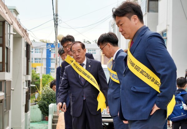 하윤수 교육감(왼쪽 세 번째)이 영도구 유관기관 관계자들과 6일 오전 영도구 청동초등학교 통학로에서 ‘안전한 통학로 만들기 캠페인’을 진행하고 있다. 사진제공ㅣ부산시교육청