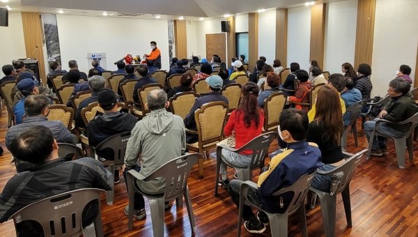 울산시설공단이 지난 5일 가로녹지팀의 주관으로 조경관리 기간제 근로자 54명에게 기계장비 기술·안전교육을 실시한 가운데 근로자들이 교육을 받고 있다. 사진제공ㅣ울산시설공단