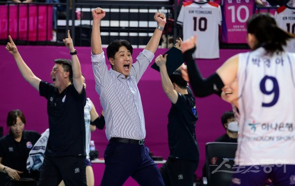 6일 인천 삼산월드체육관에서 ‘2022-2023 도드람 V리그’ 인천 흥국생명과 김천 한국도로공사의 여자부 챔피언결정전 5차전 경기가 열렸다. 한국도로공사가 3세트를 승리한 후 김종민 감독이 환호하고 있다. 인천|김민성 기자 marineboy@donga.com