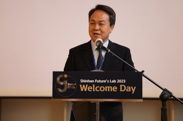 신한 퓨처스랩 웰컴데이에서 발언하고 있는 진옥동 신한금융 회장. 사진|신한금융