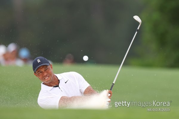 타이거 우즈의 18번 홀 벙커샷. 사진=게티이미지코리아.