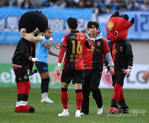 8일 서울월드컵경기장에서 열린 프로축구 ‘하나원큐 K리그1 2023’ FC서울과 대구FC 경기 전 가수 임영웅이 시축을 마친 후 황의조와 인사하고 있다. 상암 | 김종원 기자 won@donga.com