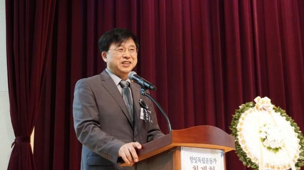 이태석 신부와 최재형 지사를 생각하며 느낀 솔직한 심정을 수상 소감문 대신 발표하고 있는 구수환 이사장. 사진제공｜최재형상 시상식