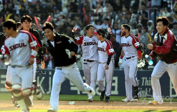 LG 문보경(오른쪽 4번째)이 9일 잠실 삼성전 연장 10회말 2사 1·2루서 끝내기안타를 날린 뒤 동료들과 함께 기뻐하고 있다. 홈까지 파고든 2루주자 문성주의 과감하고 재치 있는 주루플레이도 결정적이었다. LG는 주말 3연전 싹쓸이와 함께 4연승에 성공했다. 잠실 | 김민성 기자 marineboy@donga.com